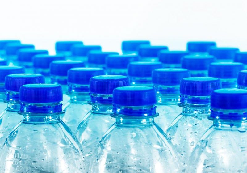  Acqua in bottiglia: 3500 volte più impattante di quella del rubinetto