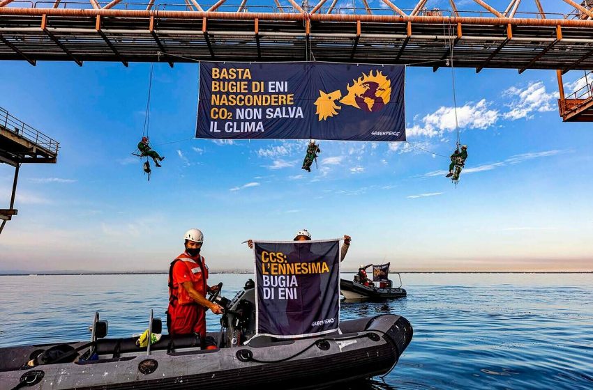  Greenpeace in azione contro il patto della finzione ecologica