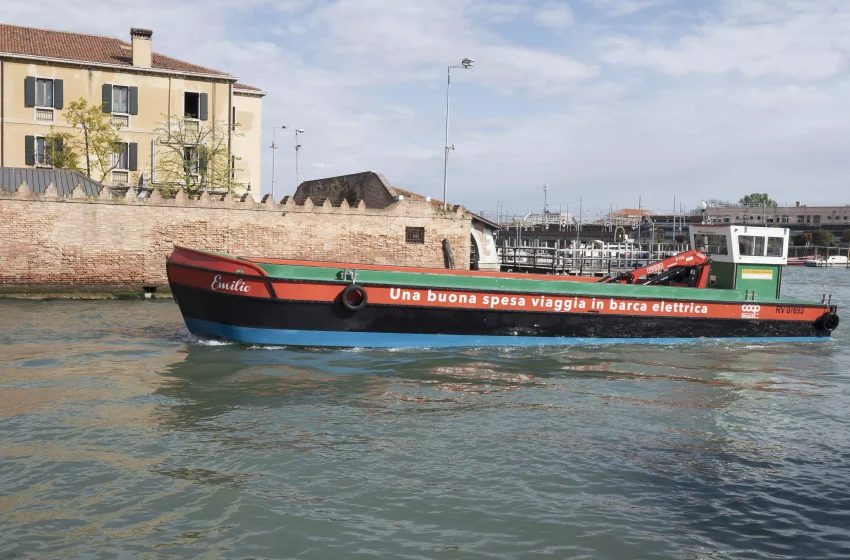  A Venezia la buona spesa viaggia in barca elettrica