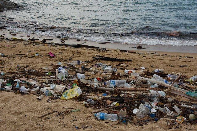  Plastica abbandonata e danni collaterali: grande climalterante sotto l’esposizione ad aria e sole