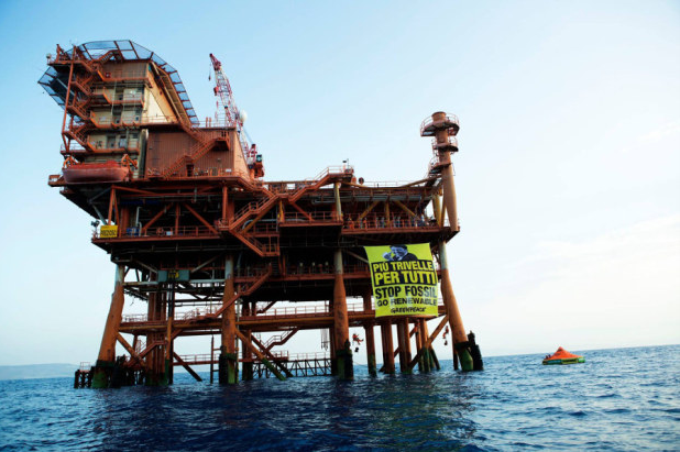  Greenpeace occupa la piattaforma offshore nel canale di Sicilia: Stop alle trivelle di Matteo Renzi