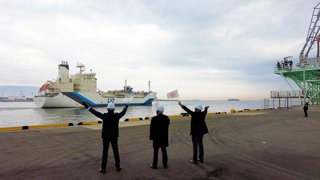 Idrogeno liquido
Il 24 dicembre SUISO FRONTIER, il primo vettore al mondo di idrogeno liquefatto, è salpato da Kobe, in Giappone, per iniziare ufficialmente il suo viaggio inaugurale in Australia