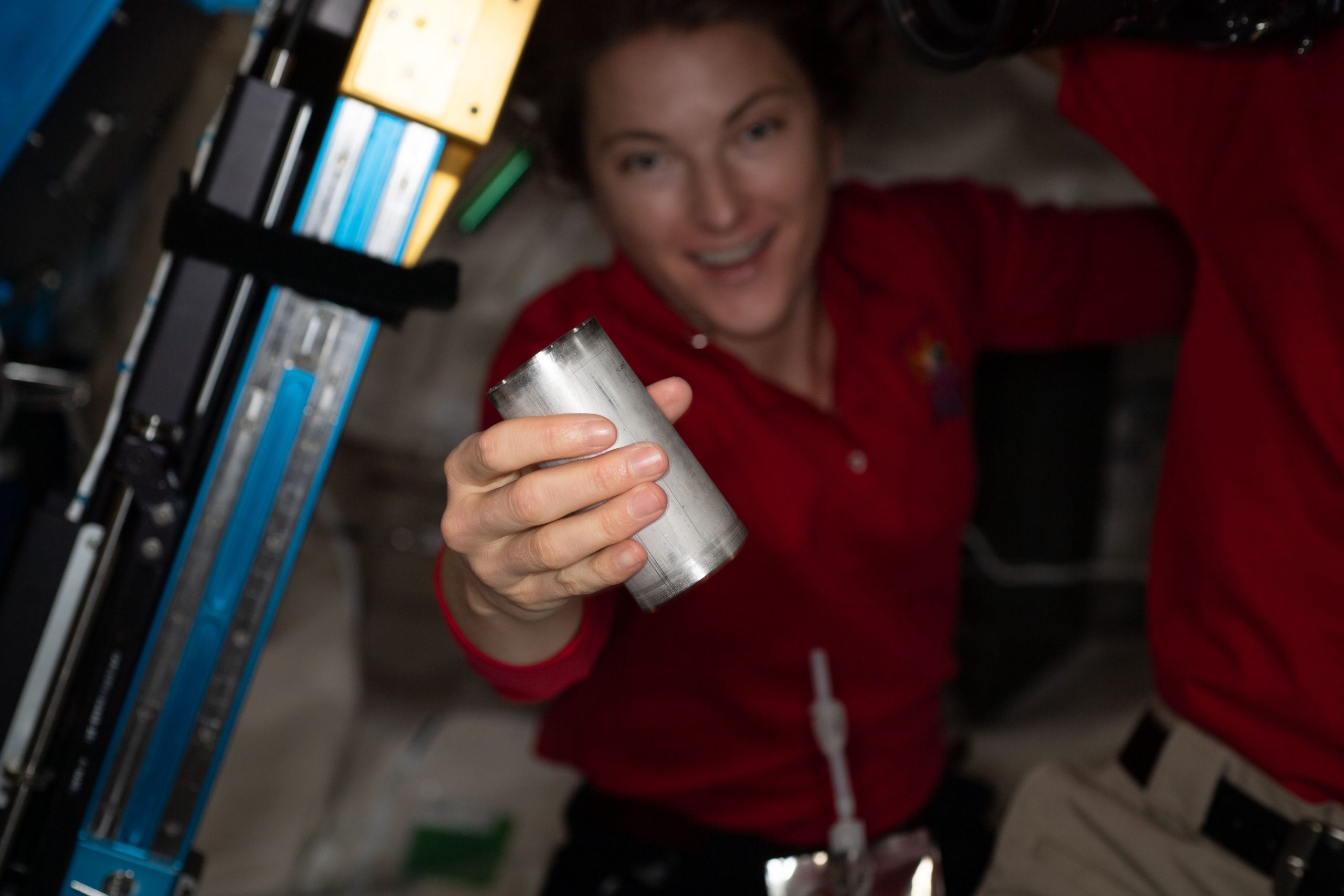 L’astronauta della NASA Kayla Barron sostituisce un filtro nell’impianto di trattamento della salamoia della stazione spaziale @NASA