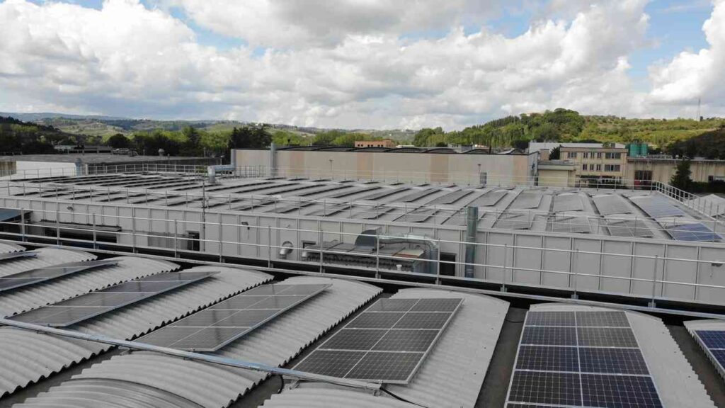 Tetto stabilimento Palomar con impianto fotovoltaico realizzato da EnergRed